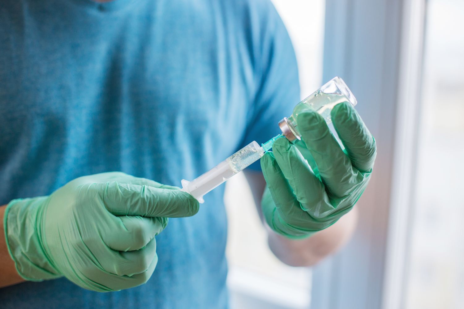 Tétanos En Animales 1 Veterinarian filling syringe with tetanus vaccine In Animals